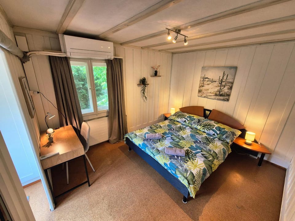 Bed, Seating area, Bedroom, heating, air conditioner