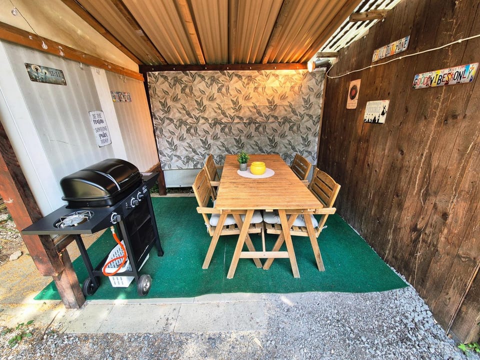 BBQ facilities, Dining area