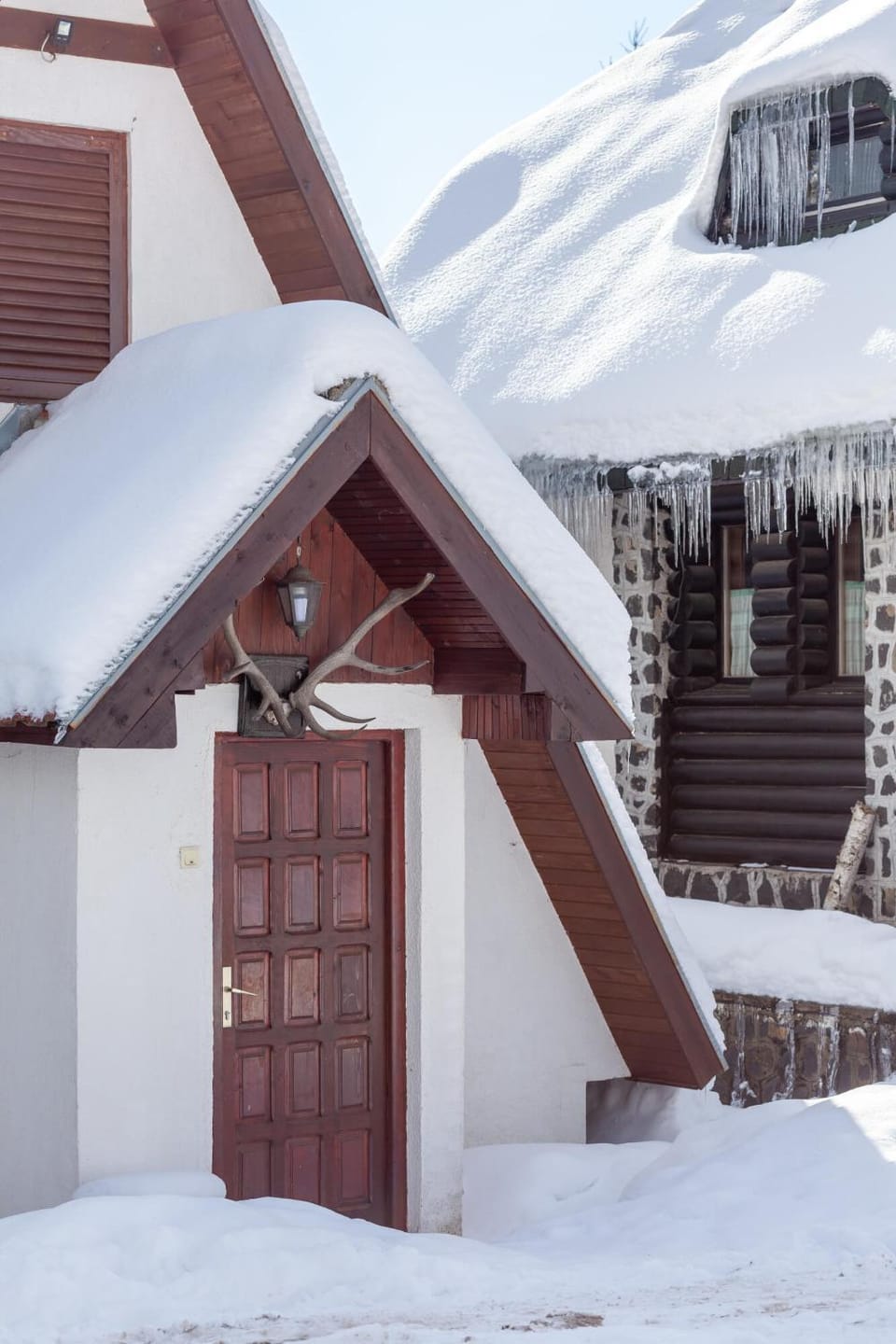 Property building, Facade/entrance, Day, Natural landscape, Winter, Mountain view
