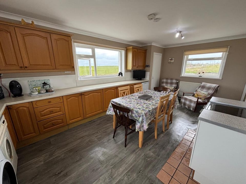 Kitchen or kitchenette, Seating area, Dining area, pet friendly, stove