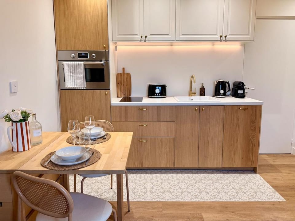 Eiffel Tower View Cozy, Quiet & Easy Access to Paris Apartment in Issy-les-Moulineaux