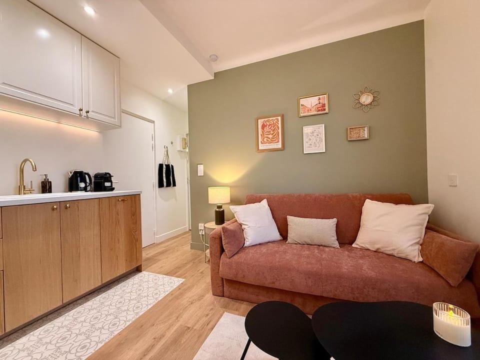Eiffel Tower View Cozy, Quiet & Easy Access to Paris Apartment in Issy-les-Moulineaux