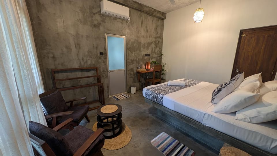 Bed, Photo of the whole room, Seating area, Bedroom, towels, air conditioner