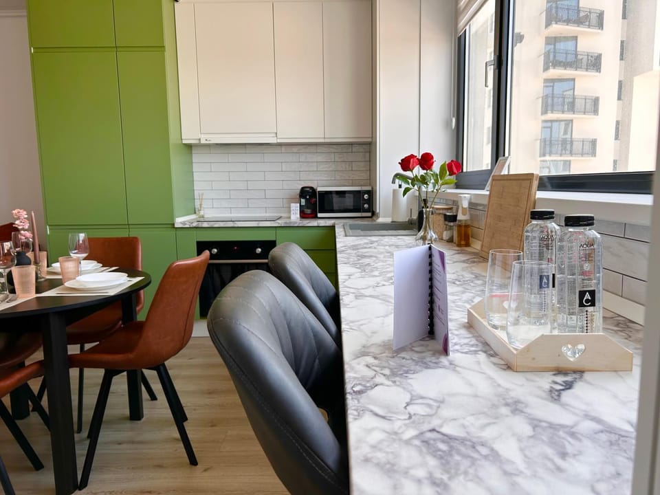 Kitchen or kitchenette, Living room, Seating area, Dining area