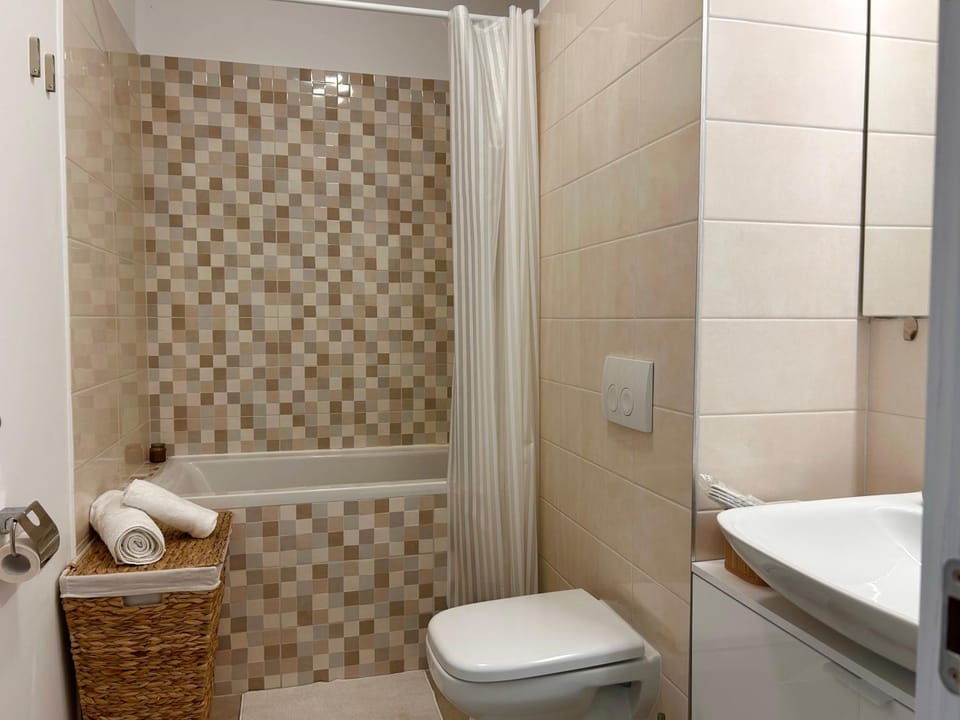 Shower, Toilet, Bathroom, towels