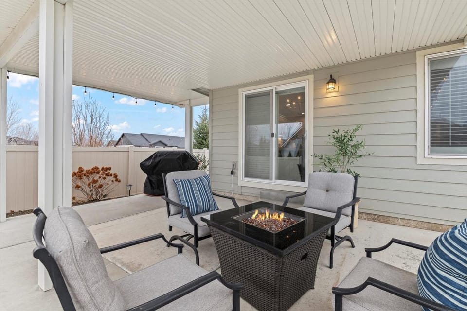 Roaring Springs Stay Game Garage Fire Pit House in Meridian