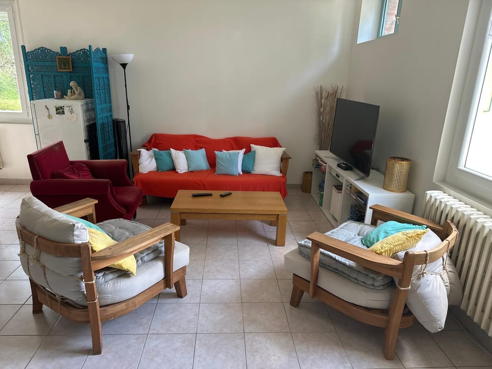 Hébergement TRAVAILLEURS Avec Clim réversible , Wifi satellite , TV 55 pouces Netflix, Prime, Disney, très grand Parking, 80 m2, 4 à 5 personnes Bed and Breakfast in Occitanie