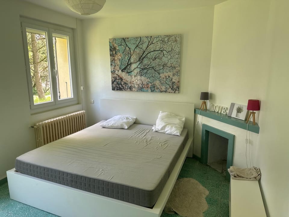 Hébergement TRAVAILLEURS Avec Clim réversible , Wifi satellite , TV 55 pouces Netflix, Prime, Disney, très grand Parking, 80 m2, 4 à 5 personnes Bed and Breakfast in Occitanie