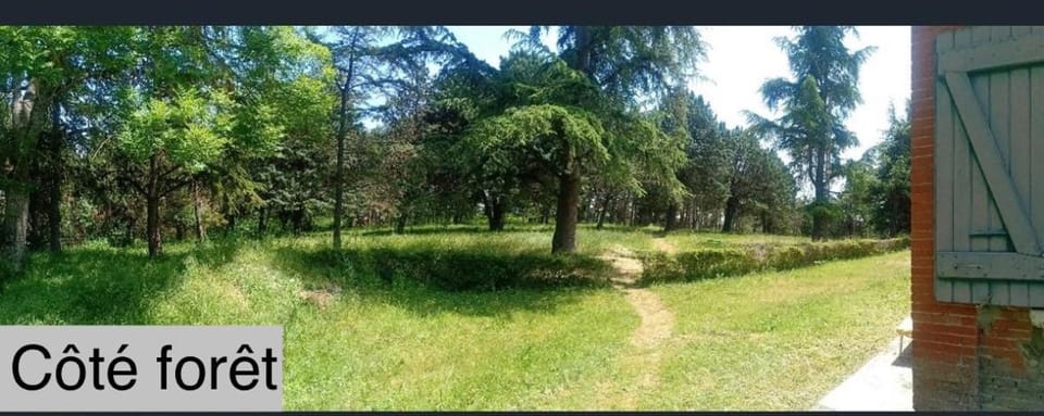 Hébergement TRAVAILLEURS Avec Clim réversible , Wifi satellite , TV 55 pouces Netflix, Prime, Disney, très grand Parking, 80 m2, 4 à 5 personnes Bed and Breakfast in Occitanie