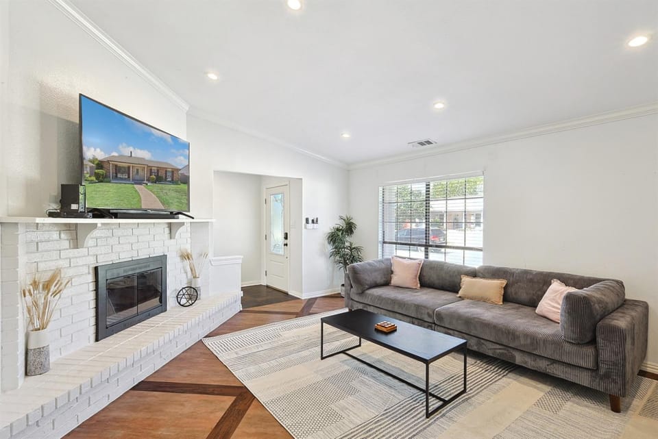 Prime Location- 4BR Hot Tub, BBQ & Kids Play Zone House in Plano