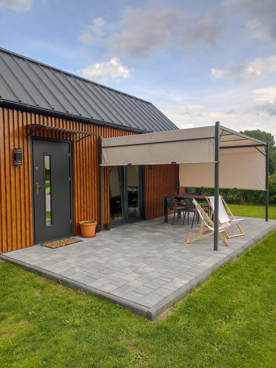 Property building, Patio, Day, Garden, Garden view