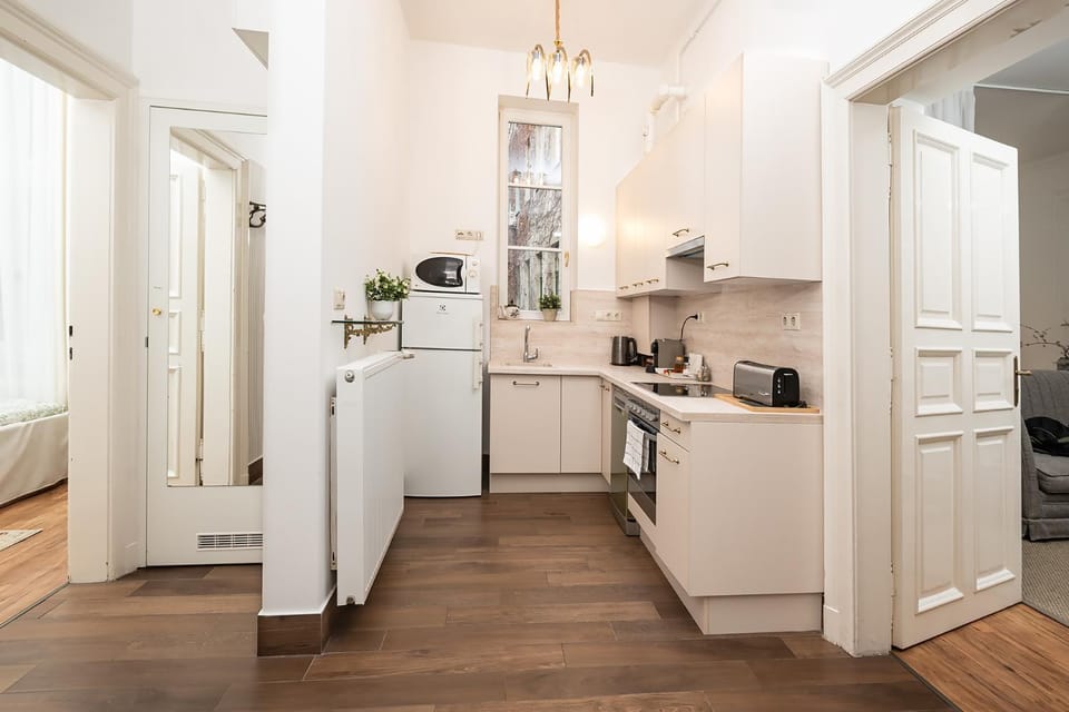 Coffee/tea facilities, Kitchen or kitchenette, dishwasher, oven, stove, toaster, kitchen