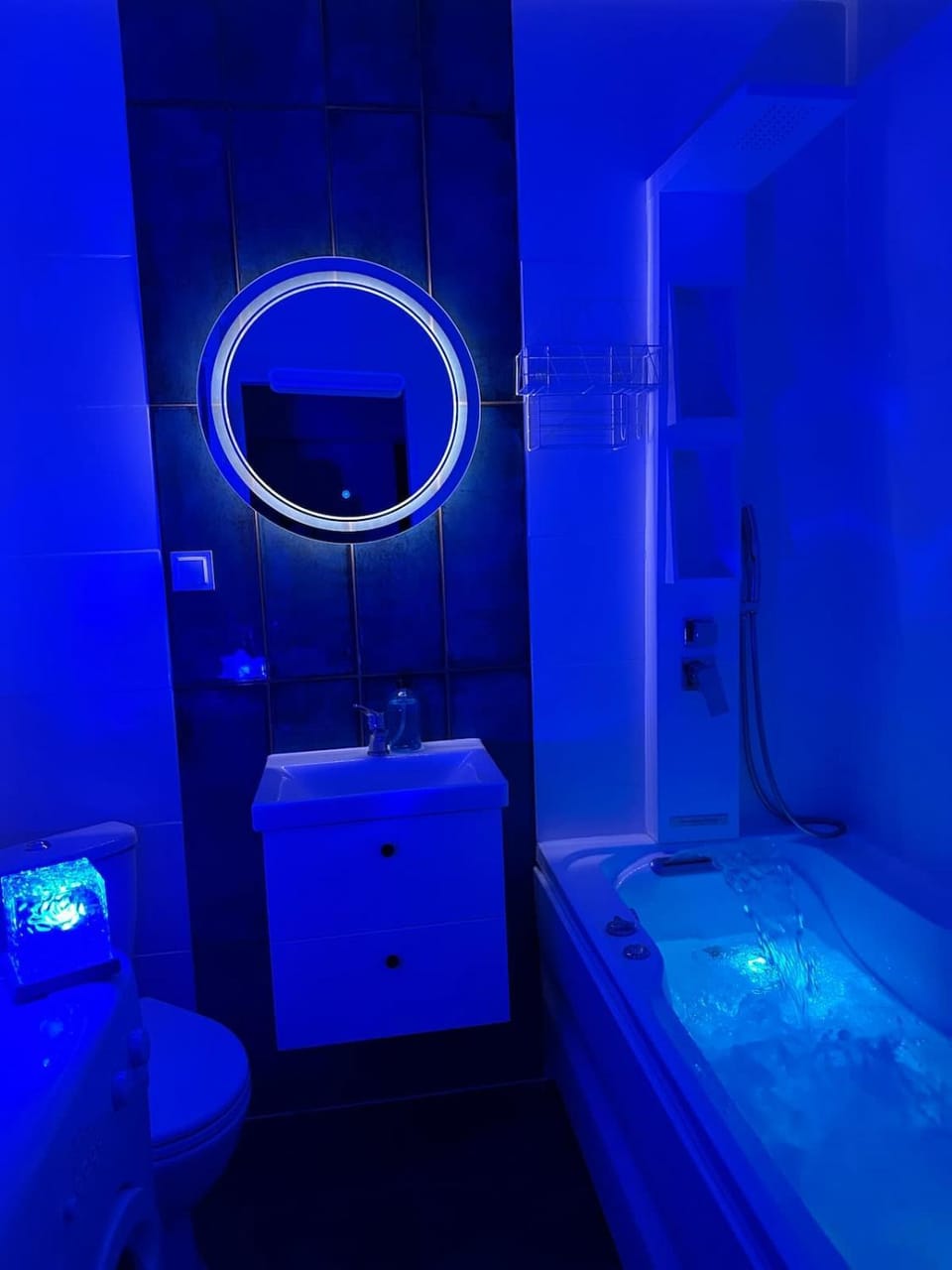Apartament JungleSPA z prywatnym jacuzzi centrum Wrocław samodzielne zameldowanie i bezpłatny parking Apartment in Wroclaw