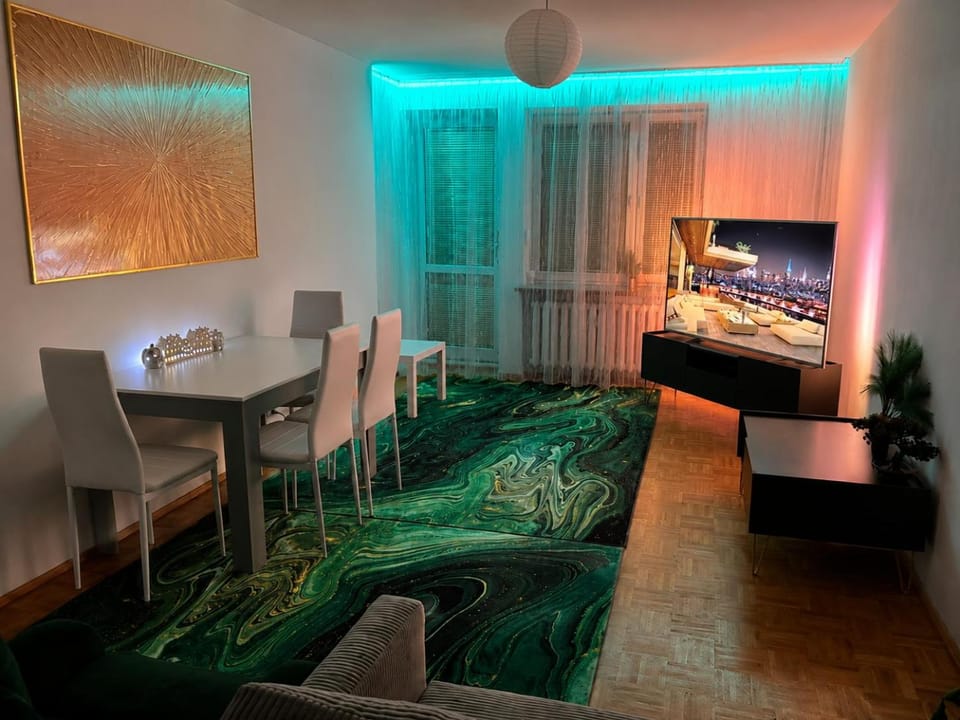 Communal lounge/ TV room, TV and multimedia, Living room, Seating area, Dining area