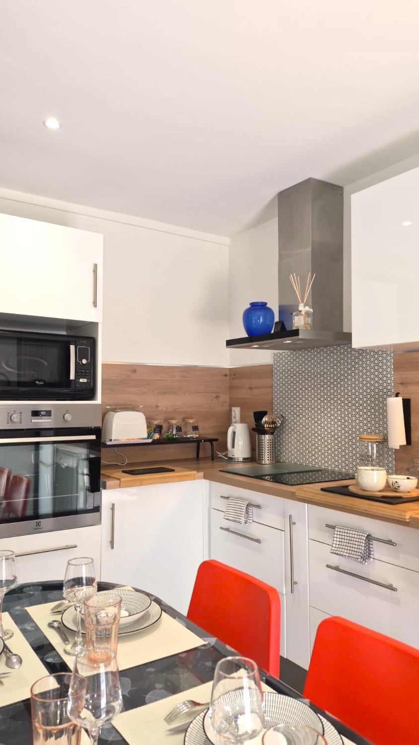 Coffee/tea facilities, Kitchen or kitchenette, Dining area, oven, stove, toaster