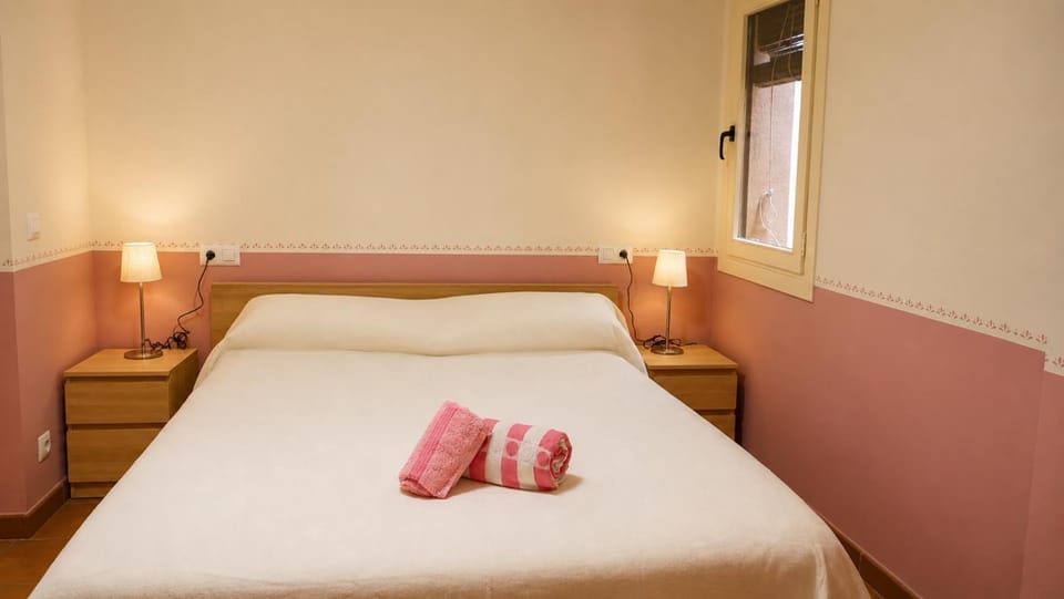 Photo of the whole room, towels
