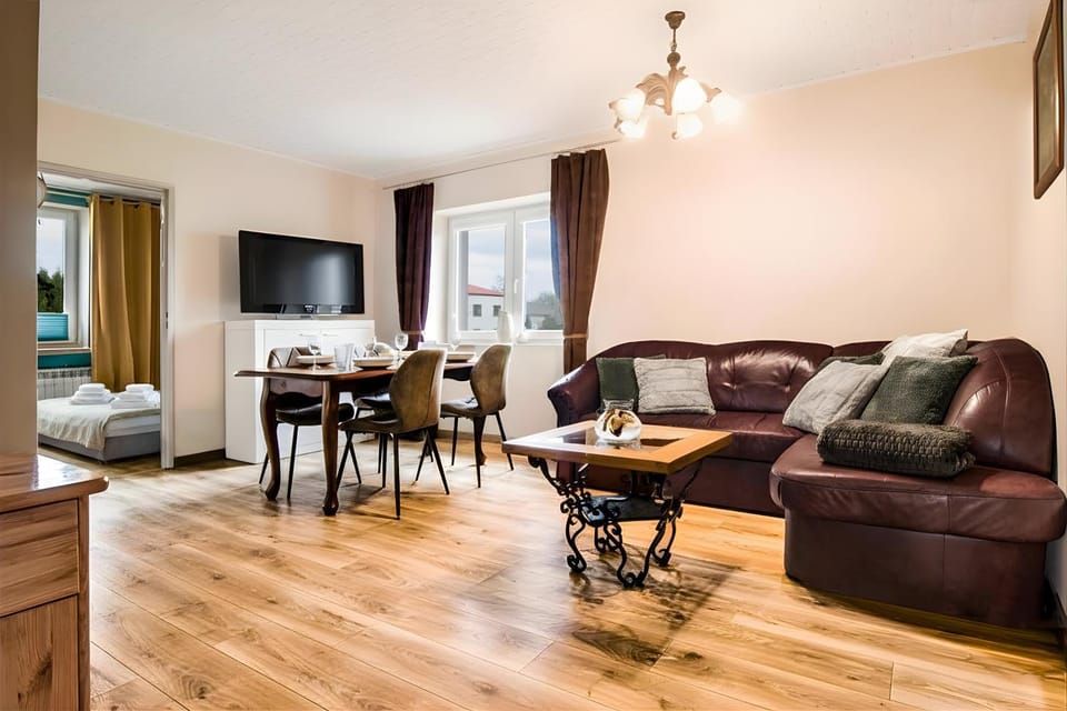 Communal lounge/ TV room, TV and multimedia, Living room, Seating area, Dining area, Evening entertainment