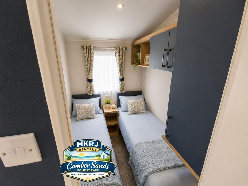 Bed, Living room, Bedroom