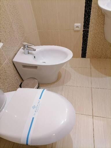 Toilet, bidet