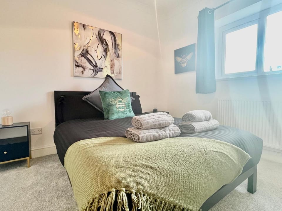 Bed, Photo of the whole room, Bedroom, towels