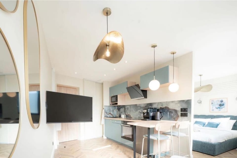 Saphir Suite Design & Whirlpool Bath Apartment in Rouen