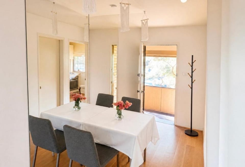 Leafy Edgecliff Studio Retreat Steps to Station Apartment in Sydney