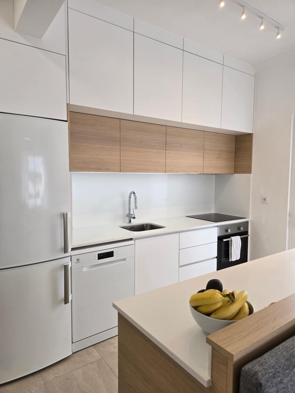 Coffee/tea facilities, Kitchen or kitchenette, dishwasher, oven, stove, toaster