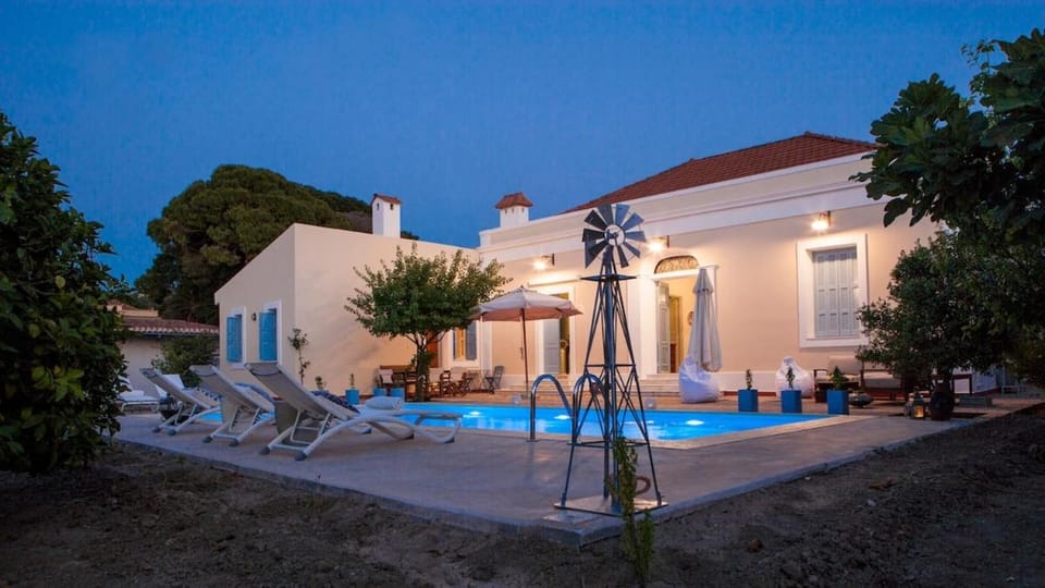 PYRGO VILLA Beachfront, Pool, Chic- Live in Style Villa in Ialysos
