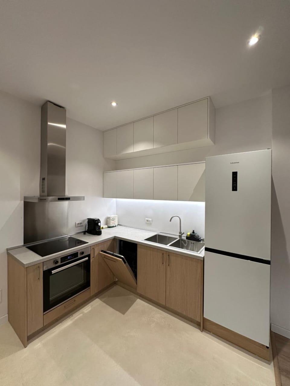 Kitchen or kitchenette, dishwasher, stove