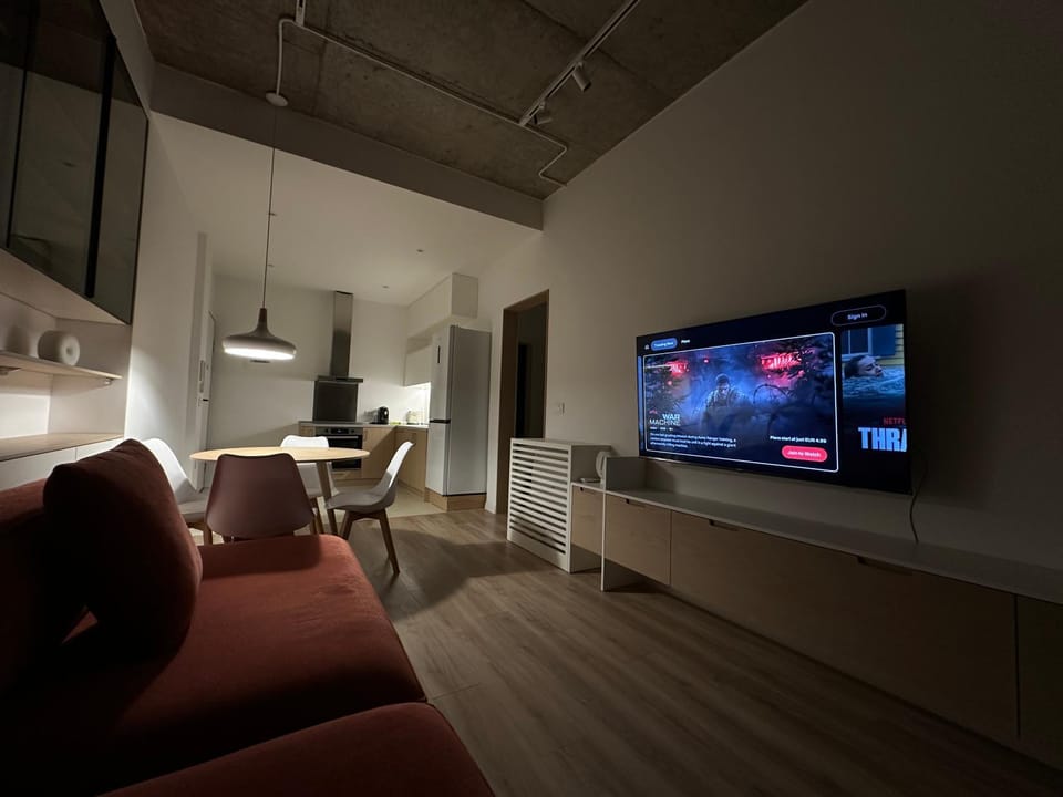 TV and multimedia, Living room, Seating area, Evening entertainment