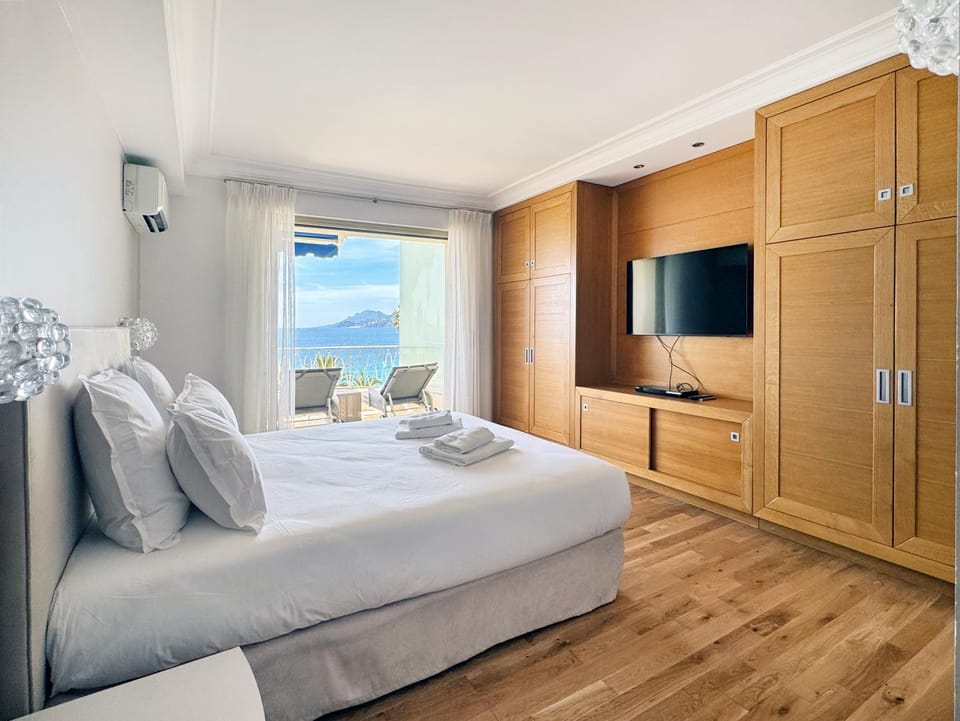 Bed, TV and multimedia, Photo of the whole room, Bedroom, wardrobe