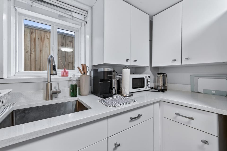 Coffee/tea facilities, microwave, kitchen