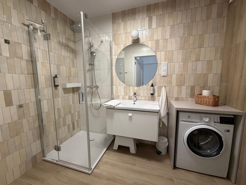 Shower, Bathroom, towels, washing machine