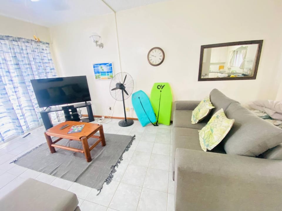 Communal lounge/ TV room, TV and multimedia, Living room, Decorative detail