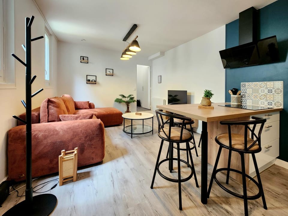 TV and multimedia, Kitchen or kitchenette, Living room, Seating area, Dining area