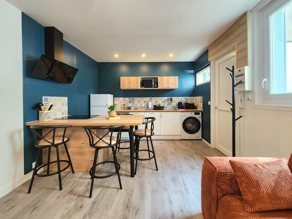 Kitchen or kitchenette, Dining area, stove, washing machine
