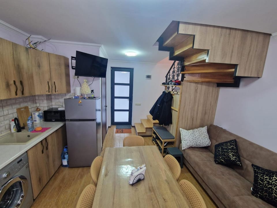 Communal lounge/ TV room, Kitchen or kitchenette, Living room, Photo of the whole room, Seating area, Dining area, washing machine, washing machine