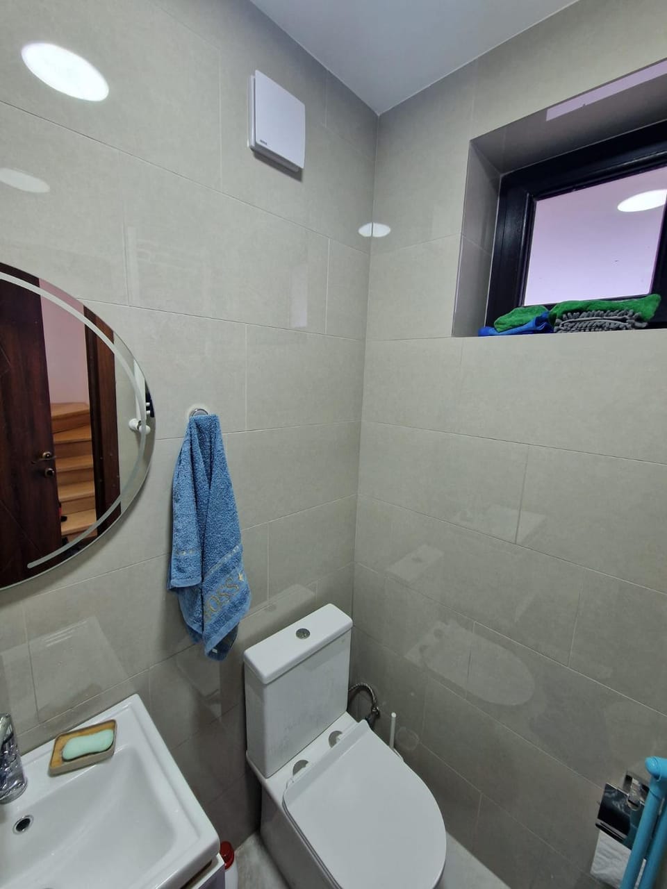 Toilet, towels, towels