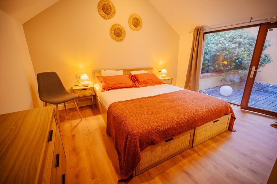 Bed, Photo of the whole room, Seating area, Bedroom