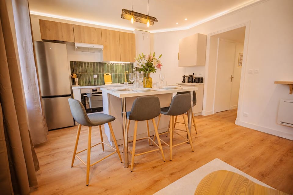 Coffee/tea facilities, Kitchen or kitchenette, Dining area, dishwasher, microwave, oven, stove, toaster