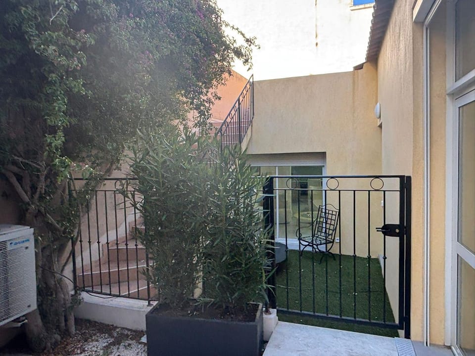 Property building, Day, Balcony/Terrace
