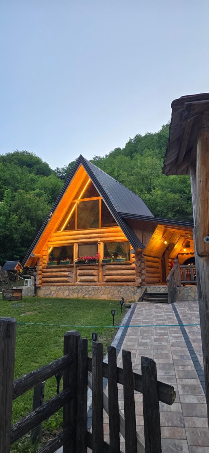 Brvnara Floridita u prirodi - blizu Manastira Tavna House in Bosnia and Herzegovina