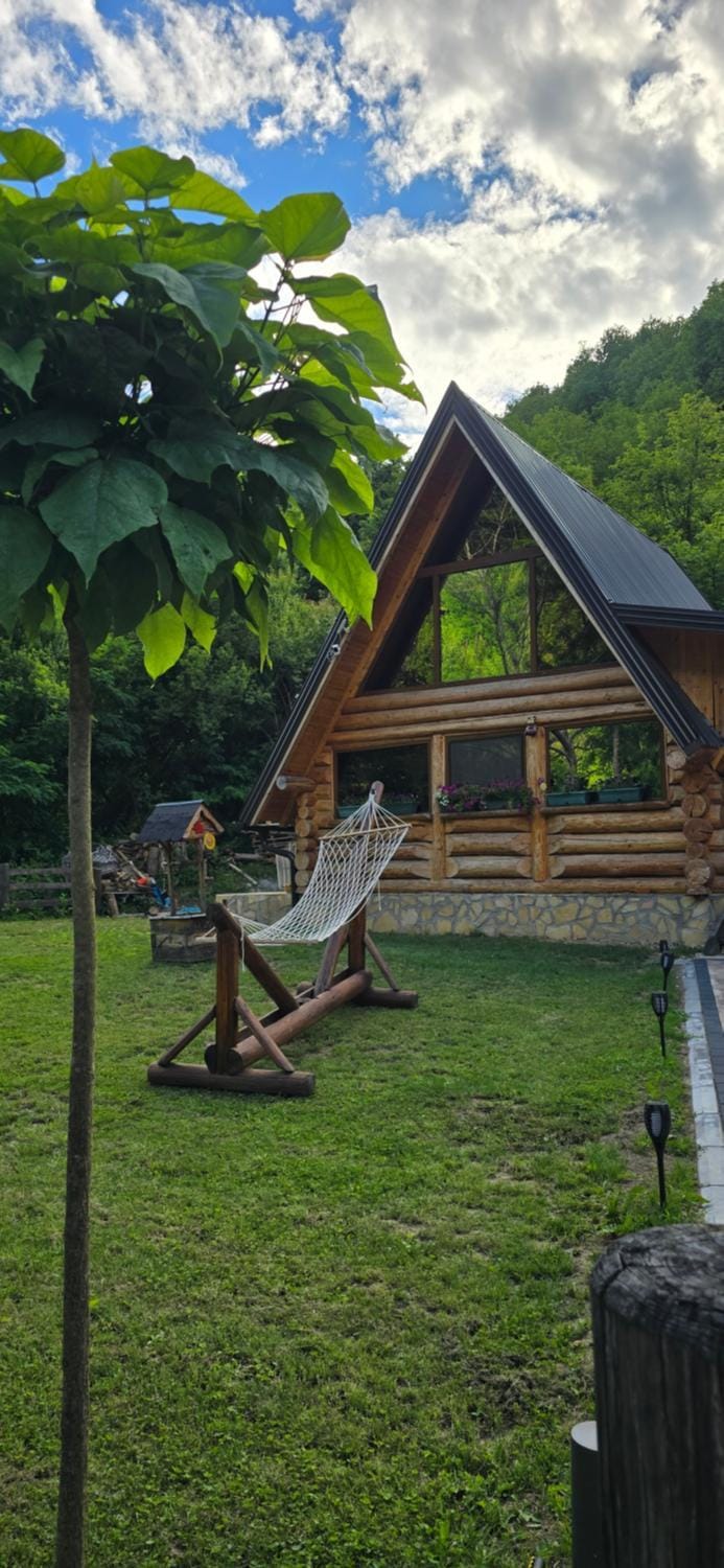 Brvnara Floridita u prirodi - blizu Manastira Tavna House in Bosnia and Herzegovina
