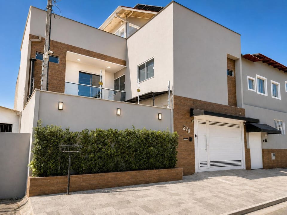 Casa com Piscina Aquecida e Ar-Condicionado em Todos os Ambientes a 600m da Praia House in Caraguatatuba
