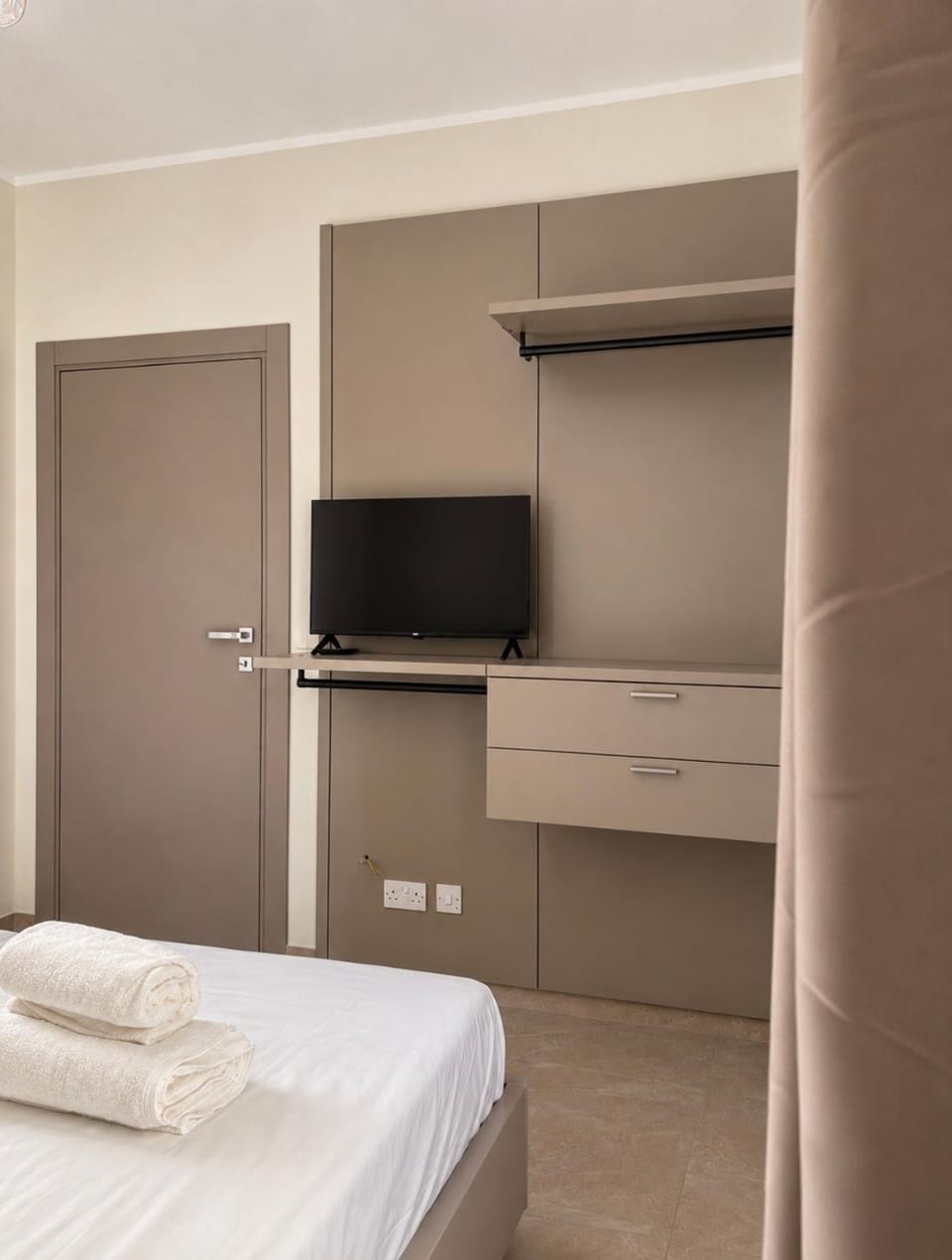 TV and multimedia, Bedroom, towels, wardrobe