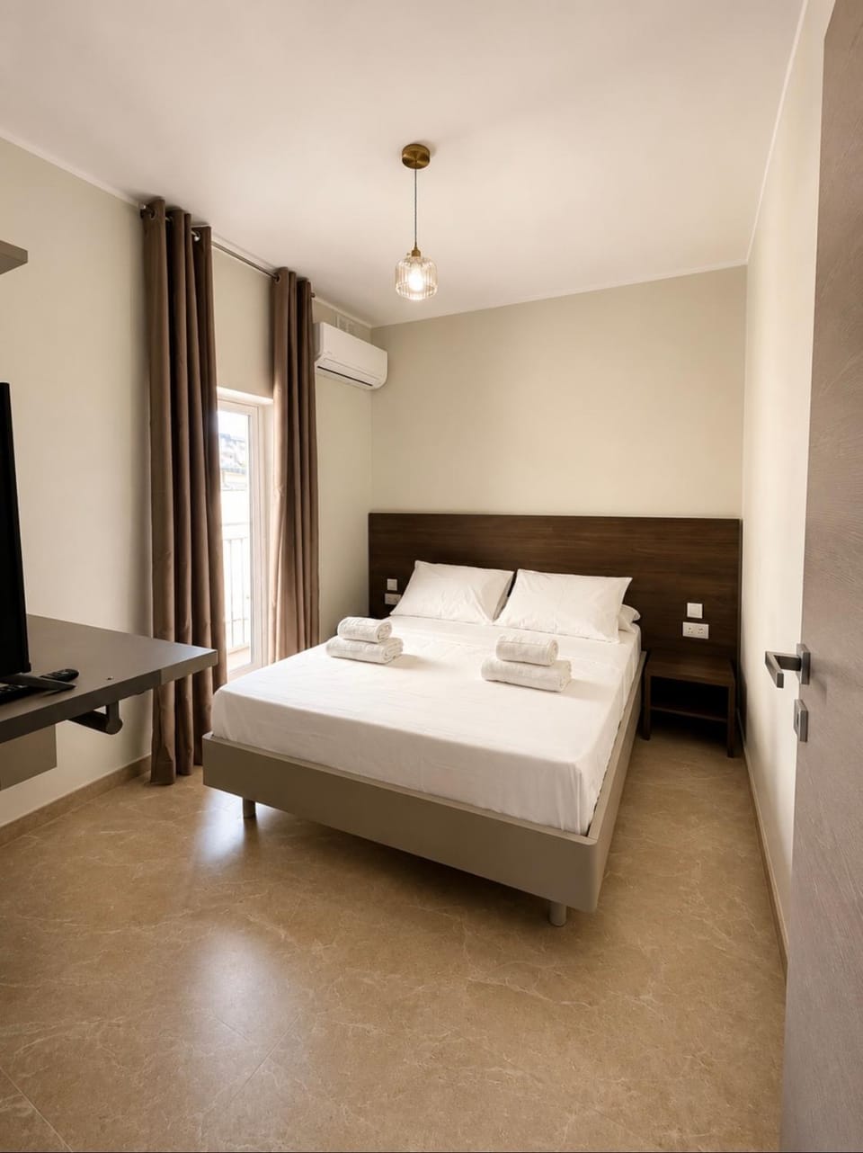 Bed, TV and multimedia, Photo of the whole room, Bedroom, towels
