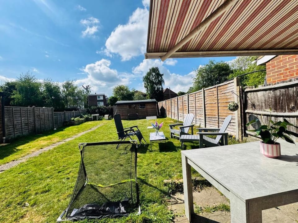 Entire Home Near Gatwick with Free Parking House in Crawley