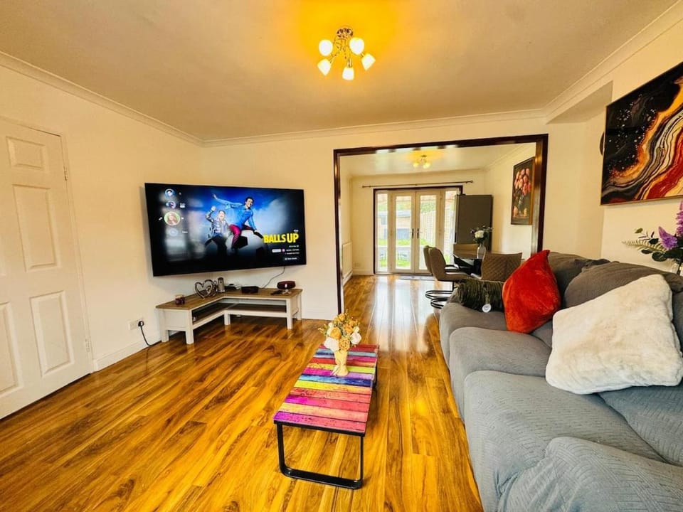 Entire Home Near Gatwick with Free Parking House in Crawley