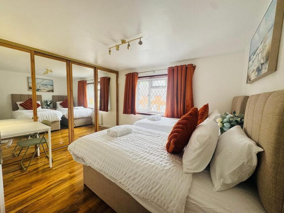 Entire Home Near Gatwick with Free Parking House in Crawley