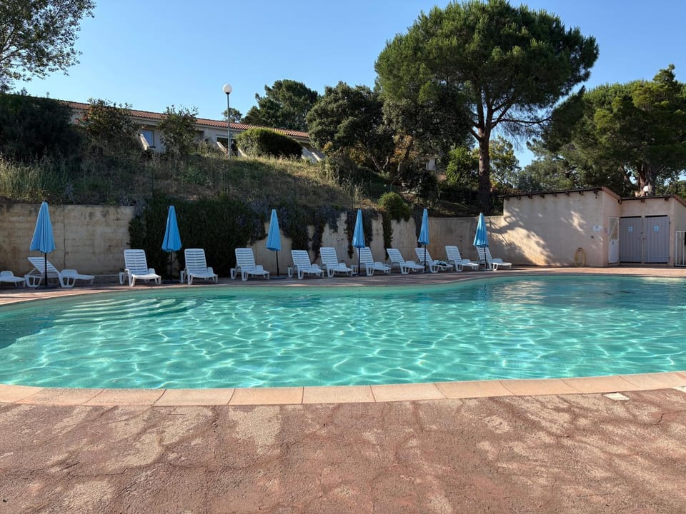 Day, Swimming pool, sunbed